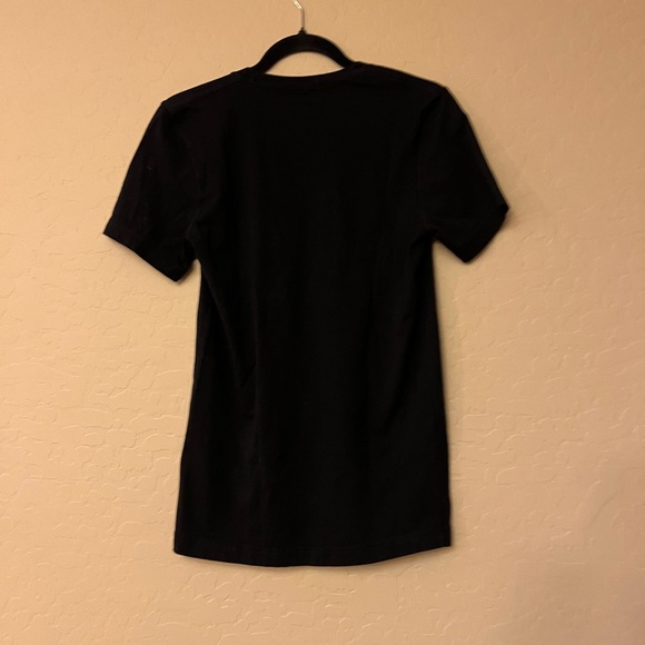 Serengetee Black T-Shirt “Catch Flights Not Feelings” - Picture 6 of 7